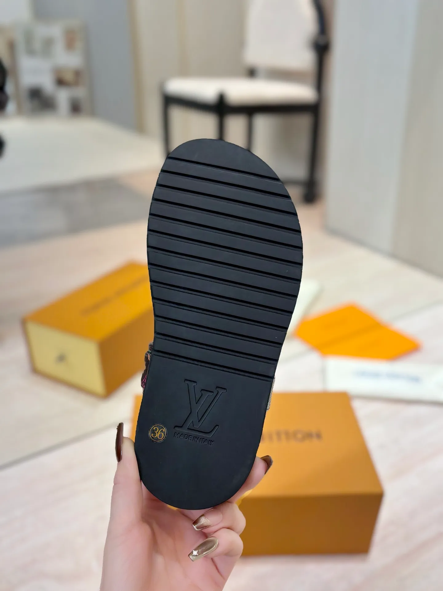 👟👟Ex-factory price 460👟👟 LV 2025 spring and summer new products 🥰 Popular LV donkey brand counters Embossed logo embossed sandals This Pool Pillow Comfort flat sandals are made of technical fabrics and use high-frequency embossing technology to reinterpret the Monogram pattern. Soft padded upper with adjustable Velcro, comfortable and tough insole adds harmonious colors 👍New hard goods, purchasing agent level! Full of high-end feel! A popular model among bloggers at home and abroad, it’s retro and fashionable and looks amazing on your feet! The official website's main recommendation 👍👍 ✅ Upper: waterproof special original fabric ✅ Inner lining: imported mixed sheepskin ✅ Outsole: original molded foam outsole ✅ Number of sizes: women's size 35-45 (women's size 41 men's 38.45, custom-made, non-refundable) ✅ Packaging: full set of drawer boxes ​